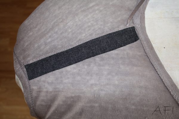 How to fix a hole on the shoulder line on a t-shirt – AFI Atelier