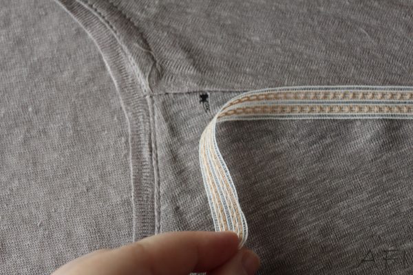 How to fix a hole on the shoulder line on a t-shirt – AFI Atelier